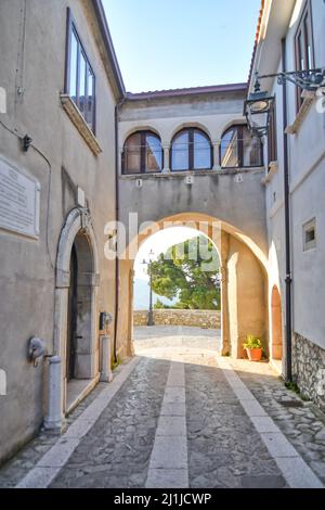 Ein alter Eingangsbogen in Taurasi, Stadt in der Provinz Avellino, Italien. Stockfoto