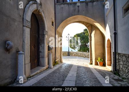 Ein alter Eingangsbogen in Taurasi, Stadt in der Provinz Avellino, Italien. Stockfoto