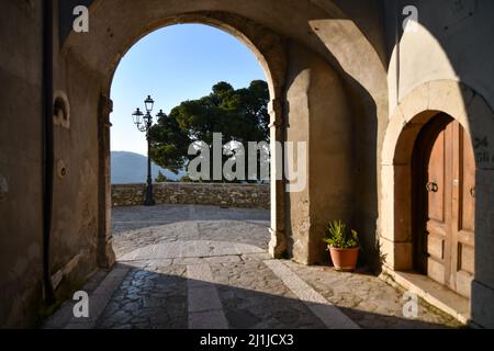 Ein alter Eingangsbogen in Taurasi, Stadt in der Provinz Avellino, Italien. Stockfoto