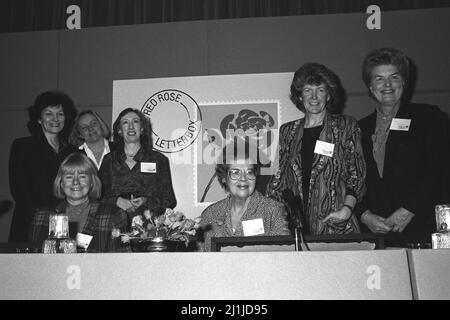 Foto der Labour-Abgeordneten (stehend, von links nach rechts), Joan Ruddock, Mo Mowlam, Margaret Beckett, Ann Taylor und Joan Lestor, und (sitzend) Ann Clwyd und Jo Richardson, in London beim Start der Red Rose Letter Box für Frauen ihrer Partei, um ihre Ansichten innerhalb der Partei Gehör zu verschaffen. Dame Margaret Beckett, die erste Frau, die als Außenministerin dient, hat ihre Absicht angekündigt, bei den nächsten Parlamentswahlen, etwa 48 Jahre nach ihrer ersten Ernennung zum Abgeordneten, in den Ruhestand zu gehen. Ausgabedatum: Samstag, 26. März 2022. Stockfoto