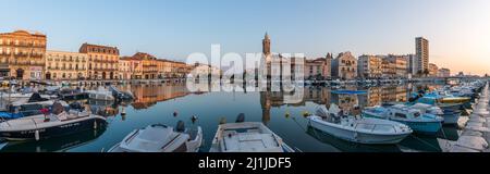 Panorama des Peyrade-Kanals und des Konsularpalastes in Sete, an einem Frühlingsmorgen, in Herault, Oskitanie, Frankreich Stockfoto