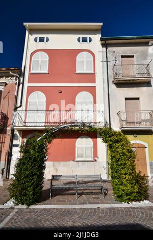 Ein farbenfrohes Gebäude in Sant'Angelo all'Esca, einem kleinen Dorf in der Provinz Avellino, Italien. Stockfoto