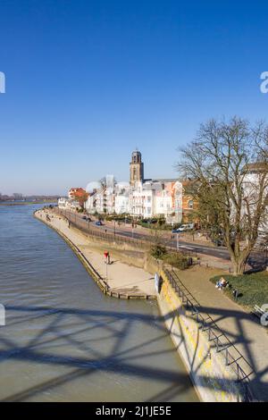 Boulevard an der IJssel-Uferpromenade in Deventer, Niederlande Stockfoto