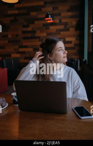 Freiberufliche Frau glücklich in einem Café aus der Ferne arbeiten Stockfoto