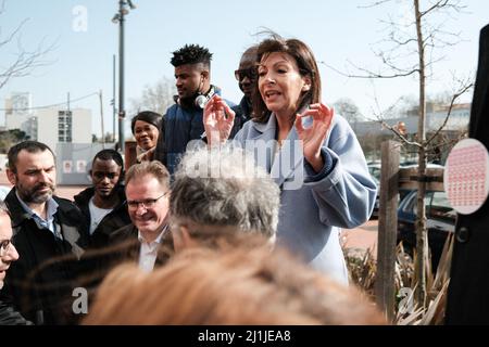 Toulouse, Frankreich. 26. März 2022. Die linksgerichtete Kandidatin Anne Hidalgo (PS - Sozialistische Partei) besuchte am 26. März 2022 einige Bewohner des beliebten Bezirks Empalot in Toulouse (Frankreich). Angesichts von Umfragen, die ihr nur 2 % der Stimmen zuschreiben, und zwei Wochen nach der ersten Runde der Präsidentschaftswahlen sucht die Bürgermeisterin von Paris nach einer Dynamik der Bevölkerung. Foto von Patrick Batard / ABACAPRESS.COM Quelle: Abaca Press/Alamy Live News Stockfoto