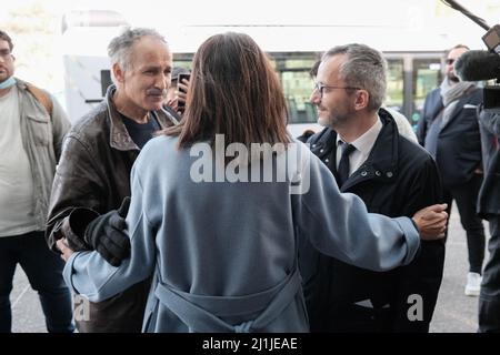 Toulouse, Frankreich. 26. März 2022. Die linksgerichtete Kandidatin Anne Hidalgo (PS - Sozialistische Partei) besuchte am 26. März 2022 einige Bewohner des beliebten Bezirks Empalot in Toulouse (Frankreich). Angesichts von Umfragen, die ihr nur 2 % der Stimmen zuschreiben, und zwei Wochen nach der ersten Runde der Präsidentschaftswahlen sucht die Bürgermeisterin von Paris nach einer Dynamik der Bevölkerung. Foto von Patrick Batard / ABACAPRESS.COM Quelle: Abaca Press/Alamy Live News Stockfoto