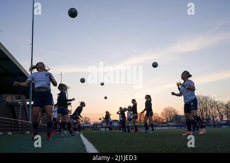 Zwolle, Niederlande. 25. März 2022. ZWOLLE, NIEDERLANDE - 25. MÄRZ: Spieler von VV Alkmaar wärmen sich während des Women's Pure Energie Eredivisie-Matches zwischen PEC Zwolle und VV Alkmaar im Sportpark Be Quick 28 am 25. März 2022 in Zwolle, Niederlande auf (Foto von Rene Nijhuis/Orange Picics) Credit: Orange Pics BV/Alamy Live News Stockfoto