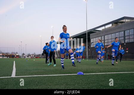 Zwolle, Niederlande. 25. März 2022. ZWOLLE, NIEDERLANDE - 25. MÄRZ: Die Spieler von PEC Zwolle wärmen sich während des Women's Pure Energie Eredivisie-Matches zwischen PEC Zwolle und VV Alkmaar im Sportpark Be Quick 28 am 25. März 2022 in Zwolle, Niederlande auf (Foto von Rene Nijhuis/Orange Picics) Credit: Orange Pics BV/Alamy Live News Stockfoto