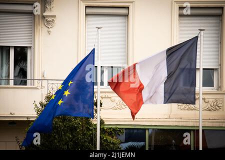 Französische und europäische Flagge flattert im Wind Stockfoto