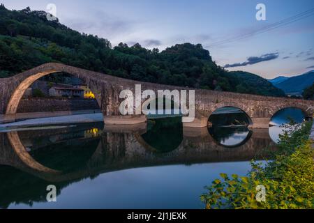 Teufelsbrücke während der Blauen Stunde eines Sommertages, wunderschöne Brücke in einem tuscany Valley in Lucca. Stockfoto