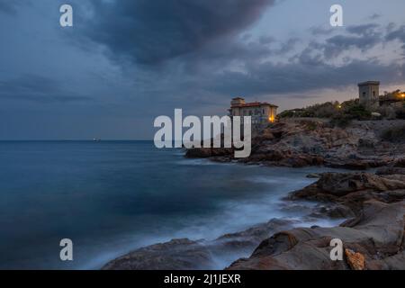 Schöner Sonnenaufgang am Catestle Boccale in warmen Sommertag, Livorno, Toskana Stockfoto