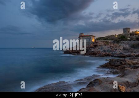 Schöner Sonnenaufgang am Catestle Boccale in warmen Sommertag, Livorno, Toskana Stockfoto