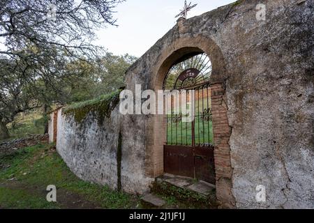 Antiguo cementerio abandonado Stockfoto