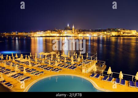 Nachtansicht von Valletta von Sliema. Valletta mit der Muttergottes, Malta Stockfoto