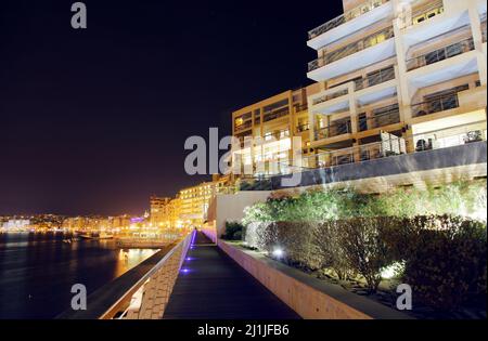 Blick auf Sliema von der Küste in der Nacht. Malta Stockfoto