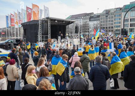 Hamburg, Deutschland. 26. März 2022. Kakhaber Dzebisashvili, politischer Aktivist, steht während der Demonstration 'Frieden in der Ukraine - Sicherheit für Europa' am Jungfernstieg auf der Bühne. Quelle: Georg Wendt/dpa/Alamy Live News Stockfoto