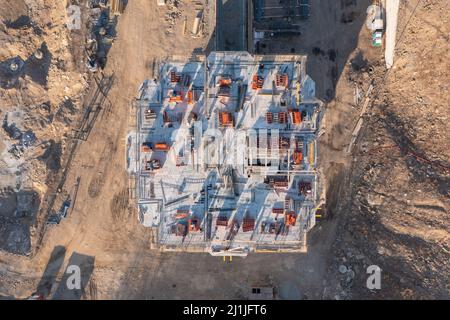 Wladiwostok, Russland - 2. März 2022: Bau eines neuen Hauses. Draufsicht auf den Bau des oberen Stockwerks. Stockfoto