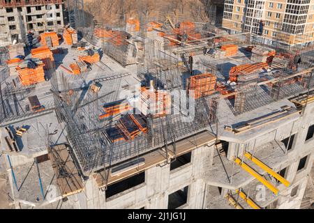 Wladiwostok, Russland - 2. März 2022: Bau eines neuen Hauses. Draufsicht auf den Bau des oberen Stockwerks. Stockfoto