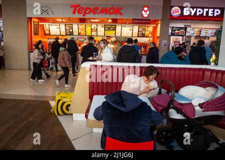 Moskau, Russland. 20.. März 2022 die Theke der russischen Fast-Food-Kette Restaurant Teremok in der Lebensmittelzone des Kaleidoscope Einkaufszentrum in Moskau, Russland. Teremok ist auf russische Hausmannskost spezialisiert.auf der Speisekarte stehen Blini (dünne krepesartige Pfannkuchen), Borscht (Rübensuppe mit Kohl) und Kasha (Buchweizengericht). Stockfoto