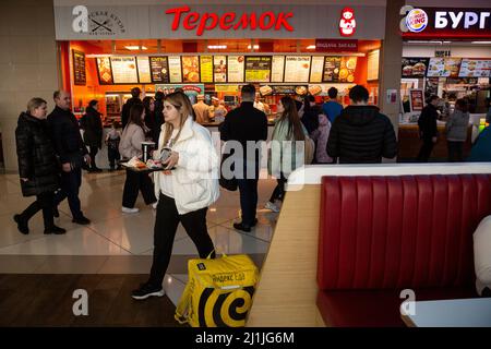 Moskau, Russland. 20.. März 2022 die Theke der russischen Fast-Food-Kette Restaurant Teremok in der Lebensmittelzone des Kaleidoscope Einkaufszentrum in Moskau, Russland. Teremok ist auf russische Hausmannskost spezialisiert. Auf der Speisekarte stehen Blini (dünne krepesartige Pfannkuchen), Borscht (Rübensuppe mit Kohl) und Kasha (Buchweizengericht) Stockfoto