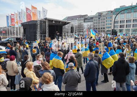 Hamburg, Deutschland. 26. März 2022. Kakhaber Dzebisashvili, politischer Aktivist, steht während der Demonstration 'Frieden in der Ukraine - Sicherheit für Europa' am Jungfernstieg auf der Bühne. Quelle: Georg Wendt/dpa/Alamy Live News Stockfoto