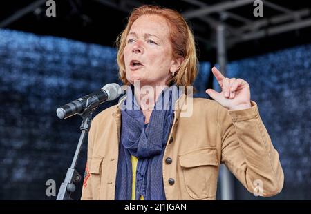 Hamburg, Deutschland. 26. März 2022. Anna von Treuenfels-Frowein (FDP), Abgeordnete des Hamburger Parlaments, steht während der Demonstration 'Frieden in der Ukraine - Sicherheit für Europa' auf der Bühne des Jungfernstieg. Quelle: Georg Wendt/dpa/Alamy Live News Stockfoto