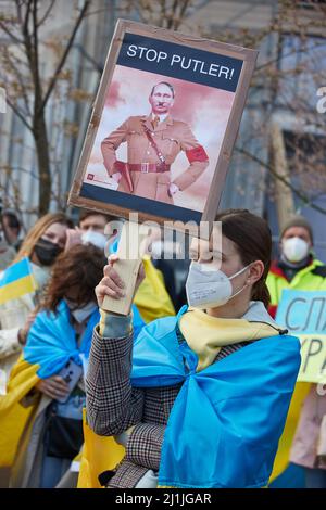 Hamburg, Deutschland. 26. März 2022. Ein Teilnehmer der Demonstration 'Frieden in der Ukraine - Sicherheit für Europa' hält ein Transparent mit der Aufschrift 'Stoppt den Putler!' Auf dem Jungfernstieg. Quelle: Georg Wendt/dpa/Alamy Live News Stockfoto