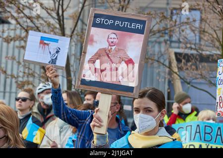 Hamburg, Deutschland. 26. März 2022. Ein Teilnehmer der Demonstration 'Frieden in der Ukraine - Sicherheit für Europa' hält ein Transparent mit der Aufschrift 'Stoppt den Putler!' Auf dem Jungfernstieg. Quelle: Georg Wendt/dpa/Alamy Live News Stockfoto