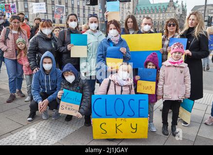 Hamburg, Deutschland. 26. März 2022. Die Teilnehmer der Demonstration "Frieden in der Ukraine - Sicherheit für Europa" halten Transparente mit den Aufschriften "Schließen Sie den Himmel" und "Stoppt den Krieg" auf dem Jungfernstieg. Quelle: Georg Wendt/dpa/Alamy Live News Stockfoto