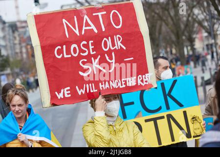 Hamburg, Deutschland. 26. März 2022. Ein Teilnehmer der Demonstration 'Frieden in der Ukraine - Sicherheit für Europa' hält ein Transparent auf dem Jungfernstieg mit der Aufschrift 'NATO close our Sky - we will handle the Rest'. Quelle: Georg Wendt/dpa/Alamy Live News Stockfoto