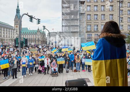 Hamburg, Deutschland. 26. März 2022. Iryna das, Musikerin, steht auf der Bühne am Jungfernstieg während der Demonstration 'Frieden in der Ukraine - Sicherheit für Europa'. Quelle: Georg Wendt/dpa/Alamy Live News Stockfoto