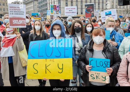 Hamburg, Deutschland. 26. März 2022. Die Teilnehmer der Demonstration "Frieden in der Ukraine - Sicherheit für Europa" halten Transparente mit der Aufschrift "Schließen Sie den Himmel" auf dem Jungfernstieg. Quelle: Georg Wendt/dpa/Alamy Live News Stockfoto