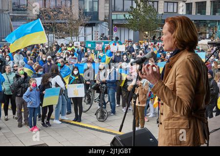 Hamburg, Deutschland. 26. März 2022. Anna von Treuenfels-Frowein (FDP), Abgeordnete des Hamburger Parlaments, steht während der Demonstration 'Frieden in der Ukraine - Sicherheit für Europa' auf der Bühne des Jungfernstieg. Quelle: Georg Wendt/dpa/Alamy Live News Stockfoto