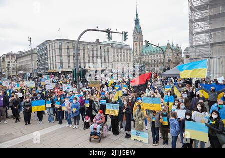 Hamburg, Deutschland. 26. März 2022. Die Teilnehmer der Demonstration "Frieden in der Ukraine - Sicherheit für Europa" halten Transparente mit den Aufschriften "Schließen Sie den Himmel" und "Stoppt das Töten unseres Volkes" auf dem Jungfernstieg. Im Hintergrund ist das Hamburger Rathaus zu sehen. Quelle: Georg Wendt/dpa/Alamy Live News Stockfoto