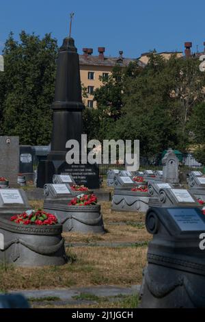 Sankt Petersburg, Russland - 18. Juli 2021: Schwarzer Obelisk und Gräber auf dem Kriegsdenkmal-Friedhof des Zweiten Weltkriegs aus nächster Nähe Stockfoto