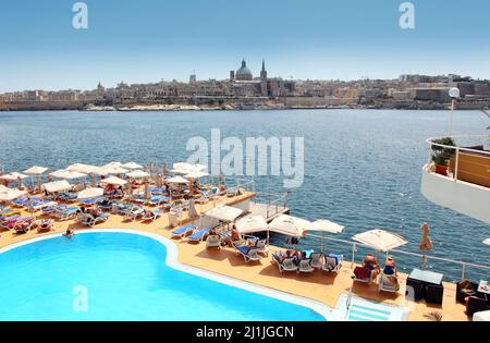 Fantastische Aussicht auf Valletta von Sliema. Valletta mit der Kathedrale Notre Dame, Malta Stockfoto