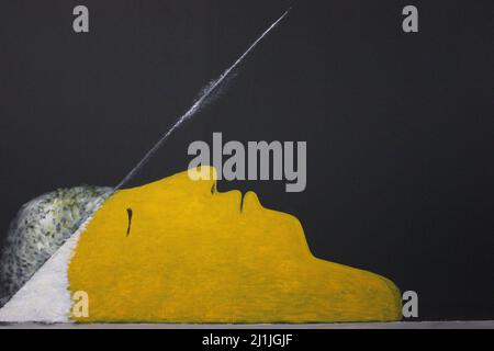 Tapete mit einem gemalten Mann auf schwarzem Hintergrund Stockfoto