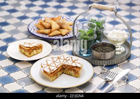 marokkanische Hähnchen-Bastilla, traditionelle Filo-Pastete Stockfoto