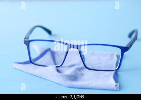 Blaue Brillen und Reinigungstücher auf dem Tisch Stockfoto