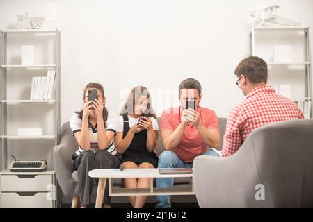 Telefon süchtig Vater Mutter und Kind bei Familie Psychologe, Internet Stockfoto
