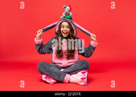 Bequeme Pyjama oder Hausbademantel. Teen Mädchen Gefühl entspannt. Kindheit Glück. Stockfoto