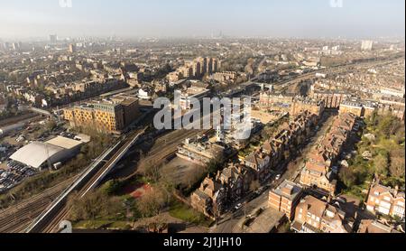 West Hampstead, ein wohlhabendes Wohnviertel mit großen viktorianischen Häusern und Wohnhäusern an der West End Lane, London, England Stockfoto