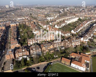 West Hampstead, ein wohlhabendes Wohnviertel mit großen viktorianischen Häusern und Wohnhäusern an der West End Lane, London, England Stockfoto