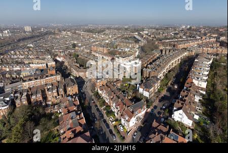 West Hampstead, ein wohlhabendes Wohnviertel mit großen viktorianischen Häusern und Wohnhäusern an der West End Lane, London, England Stockfoto