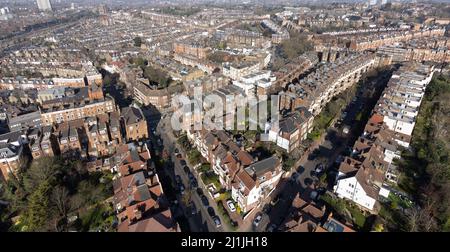 West Hampstead, ein wohlhabendes Wohnviertel mit großen viktorianischen Häusern und Wohnhäusern an der West End Lane, London, England Stockfoto