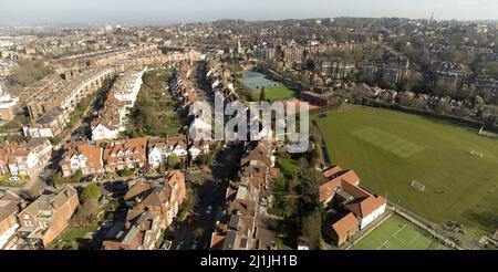 West Hampstead, ein wohlhabendes Wohnviertel mit großen viktorianischen Häusern und Wohnhäusern an der West End Lane, London, England Stockfoto