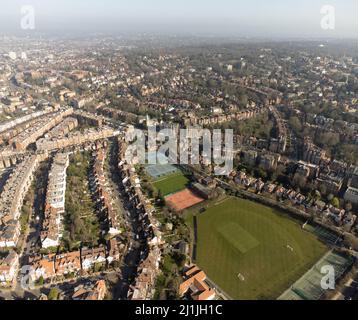 West Hampstead, ein wohlhabendes Wohnviertel mit großen viktorianischen Häusern und Wohnhäusern an der West End Lane, London, England Stockfoto