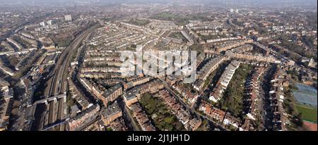 West Hampstead, ein wohlhabendes Wohnviertel mit großen viktorianischen Häusern und Wohnhäusern an der West End Lane, London, England Stockfoto