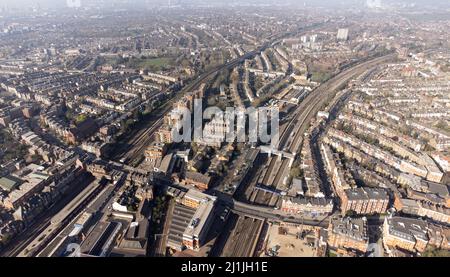 West Hampstead, ein wohlhabendes Wohnviertel mit großen viktorianischen Häusern und Wohnhäusern an der West End Lane, London, England Stockfoto