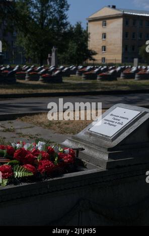 Sankt Petersburg, Russland - 18. Juli 2021: Grab des unbekannten Soldaten mit der Inschrift auf dem Grabstein "Ewige Erinnerung an den Helden, der in b gefallen ist Stockfoto